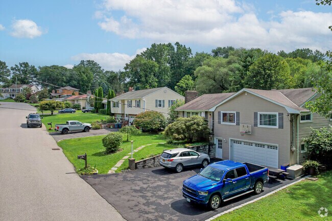 The Montrose community is made up of many different types and styles of homes.