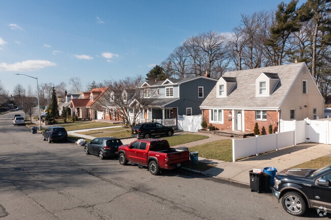 A wide range of homes welcomes Flushing residents.