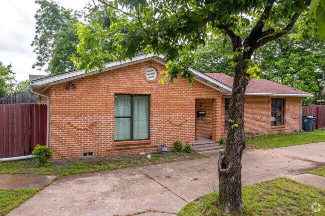 A single-story brick ranch home in Kaufman, TX.