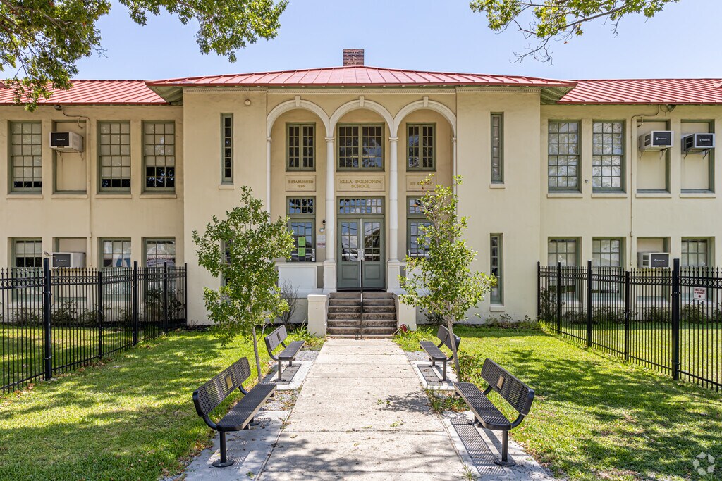 Ella Dolhonde Elementary helps students to become life-long learners in Metairie Terrace.