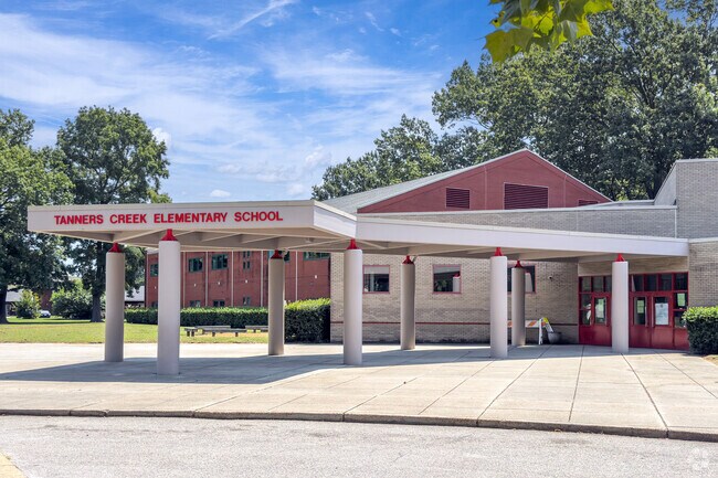 Tanners Creek Elementary School has a student-teacher ratio of 14 to 1.