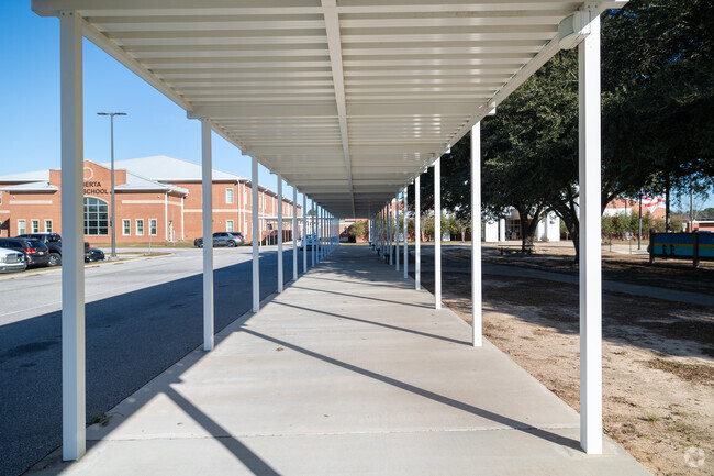 Elberta High School in the town of Elberta, AL has bus pick up and drop off service.