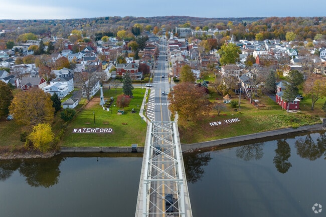 The Waterford connects Broad Street to Waterford over the Hudson River.