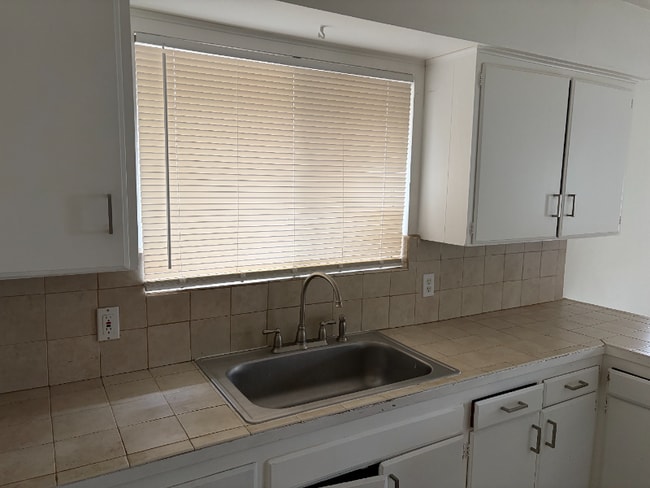 508 Tait Ave unit House, Sanger, CA 93657 - photo 4