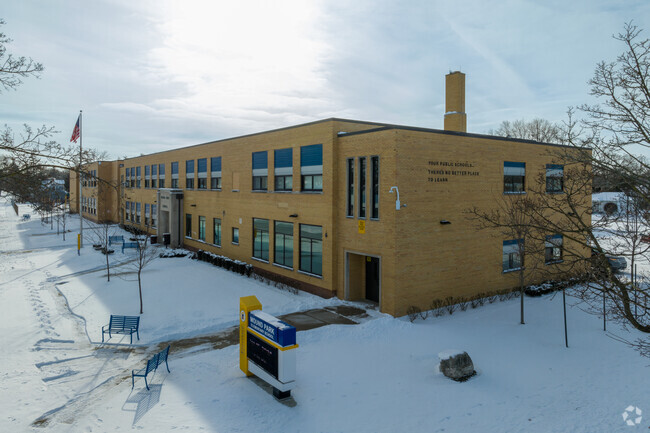 Main facade at Mound Park Elementary School.