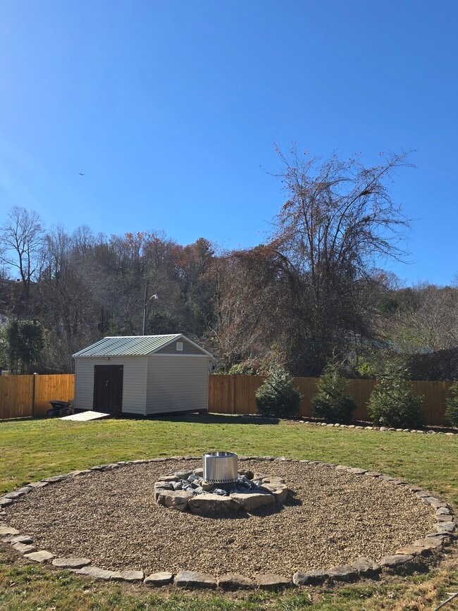 2102 Kingsbury Rd, Hendersonville, NC 28791 - photo 2