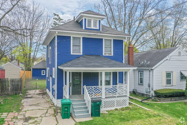 Traditional, yet Colorful Foursquare home on Vermont Avenue in the Northtown neighborhood