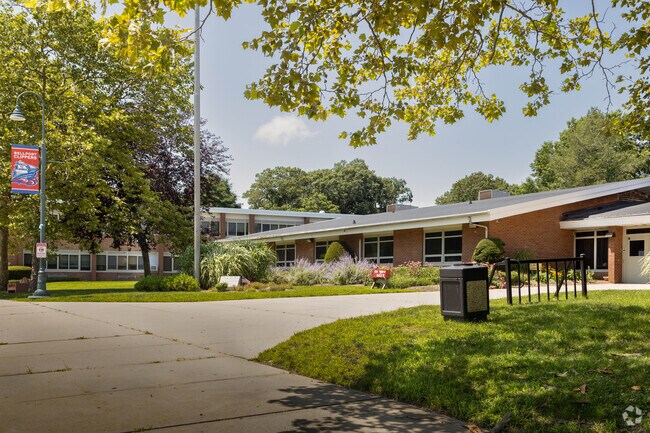 The student-teacher ratio at Bellport High School in Bellport, NY is 12 to 1.