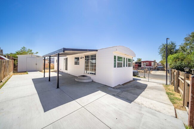 3300 15th St W, Rosamond, CA 93560 - photo 2