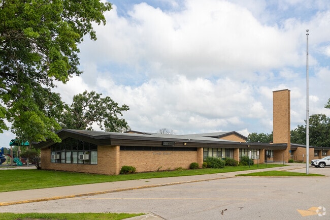 Wright Elementary School is located on Hollywood Blvd NE in Noelridge Park.