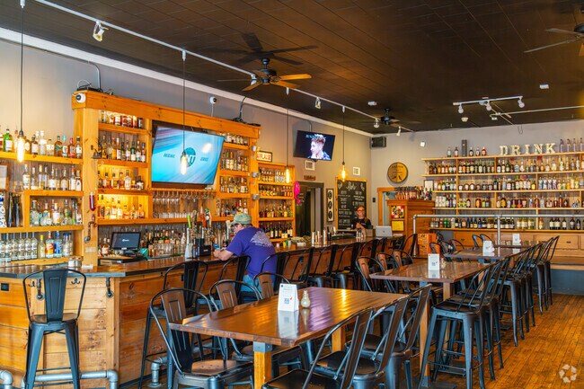 Oaked 110 Whiskey & Wine Bar features delicious pub grub and classic cocktails in Snow Hill.