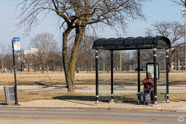 Commuting in Oakland is easy with covered bus terminals and active routes.