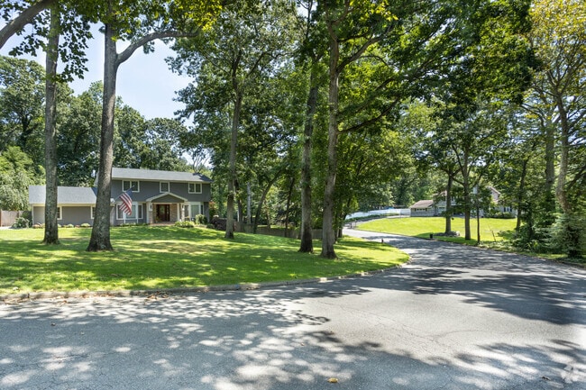 Many roads in Dix Hills wind through the neighborhood.