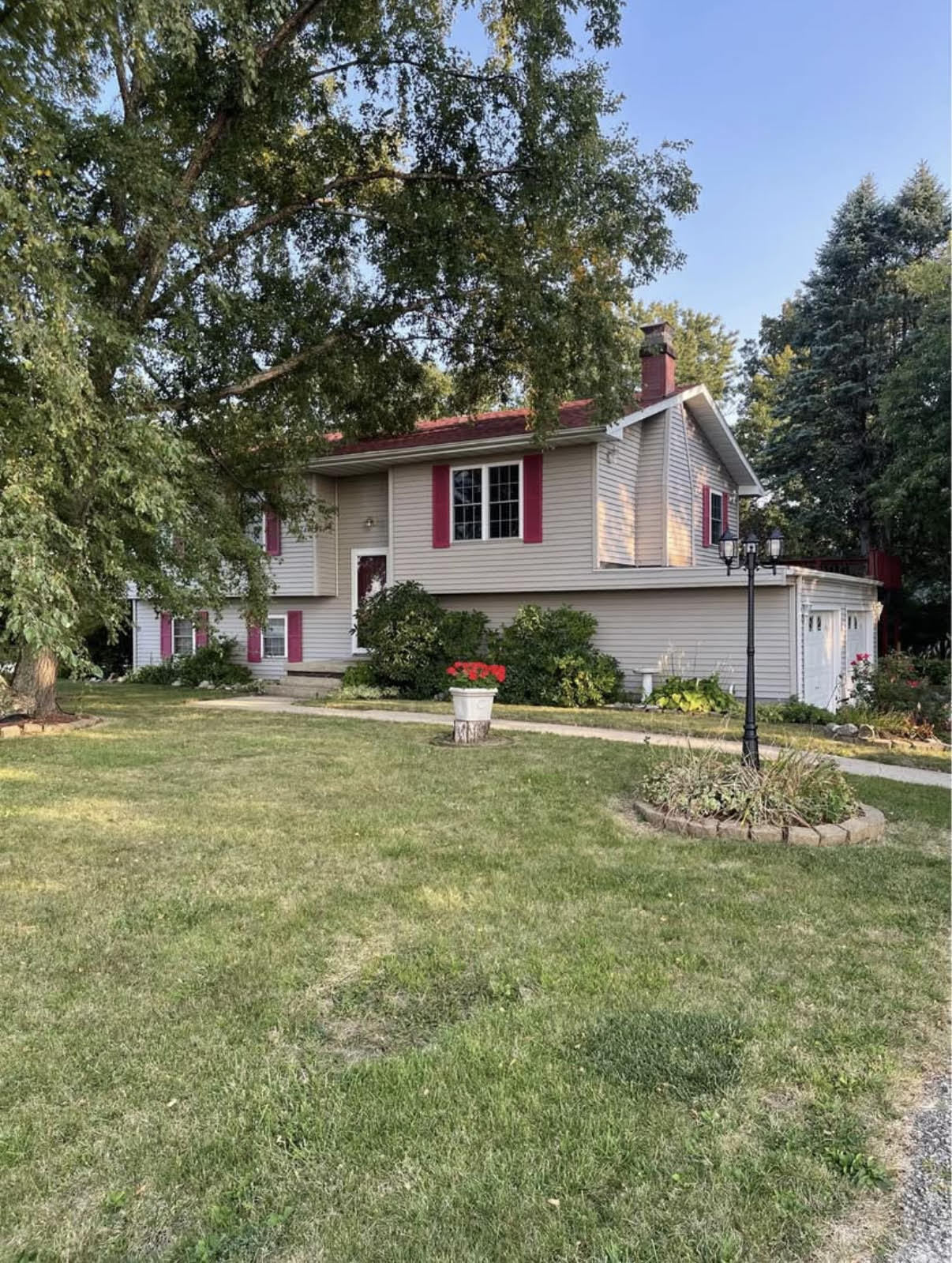 Large Bi-Level Home in Forsyth