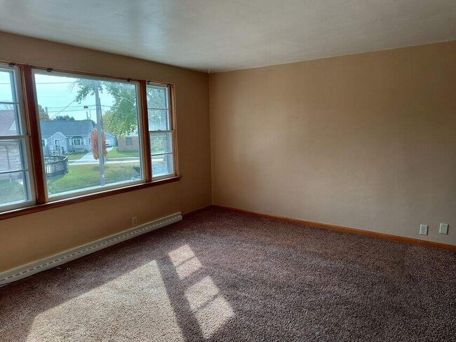 1256 Arlington Ave unit 1256 Upper, Manitowoc, WI 54220 - photo 3