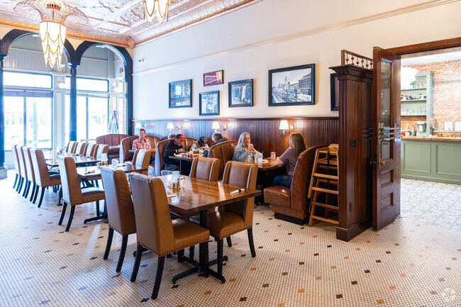 Berry's on Main has wonderful American cuisine for the residents of Norwalk.