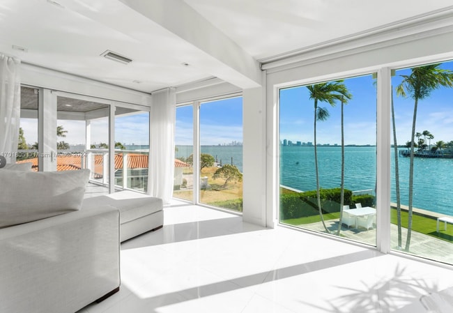 7504 W Treasure Dr, North Bay Village, FL 33141 - photo 4