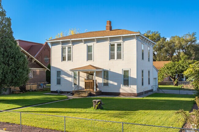 There are several large mid 20th century homes in Grove.