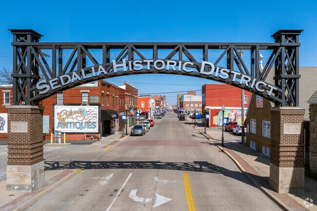 Sedalia has a historic downtown district along Ohio Avenue, full of Italianate and Art Deco style buildings housing restaurants, clothing stores, offices and shops.