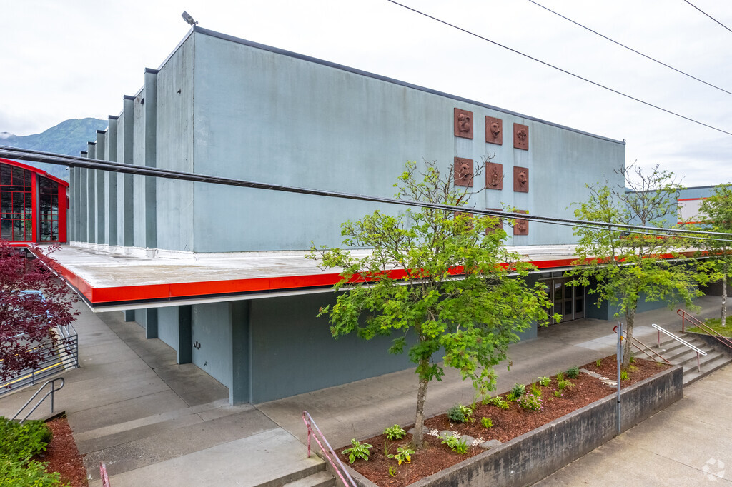 Yaakoosge Daakahidi Alternative High School is situated in Juneau, AK.