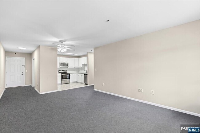 Edgewater Towne Center Apartments, Edgewater, NJ 07020 - photo 5