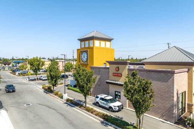 Riverlakes Galleria offers dining and retail options for Hampton Woods residents.