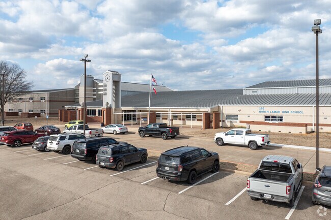 North Lamar High School offers excellent educational programs for students in Paris.