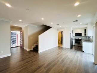 7205 S La Cienega Blvd, Los Angeles, CA 90045