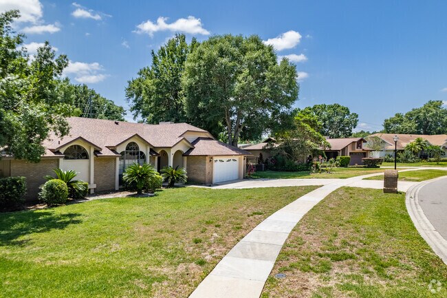 A row of older ranch-style homes in Gotha's Lake Rose Pointe.