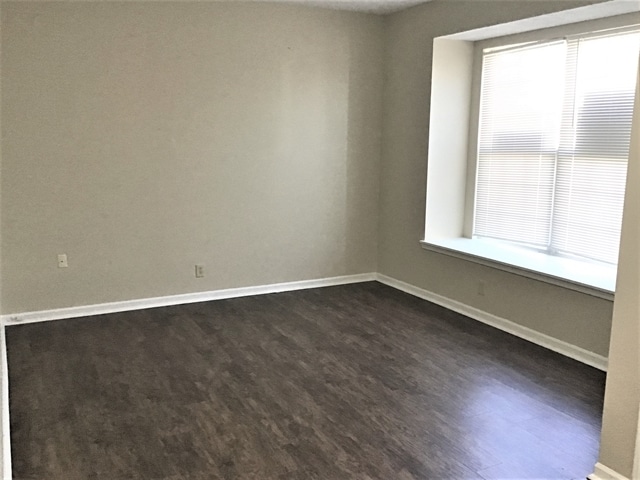 1131 Clark Dr, Greenwood, IN 46143 - photo 2