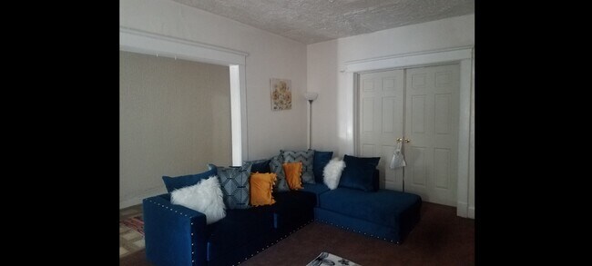 5023 Queensberry Ave unit Shared home, Baltimore, MD 21215 - photo 2