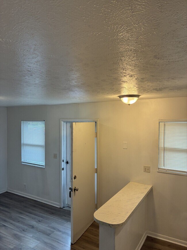 Off of Preston Hwy Affordable 1 bed/1 bath apartments off, Louisville, KY 40219 - photo 5