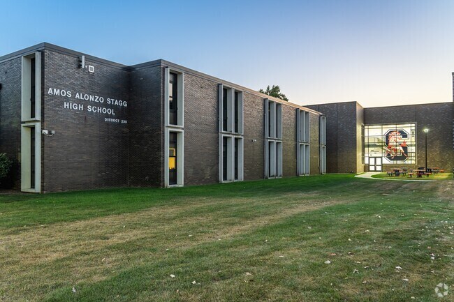 Amos Alonzo Stagg High School has 2,583 students with a student-teacher ratio of 15 to 1.