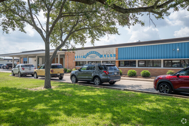 W.T. Henning Elementary has a student-teacher ratio of 17 to 1.