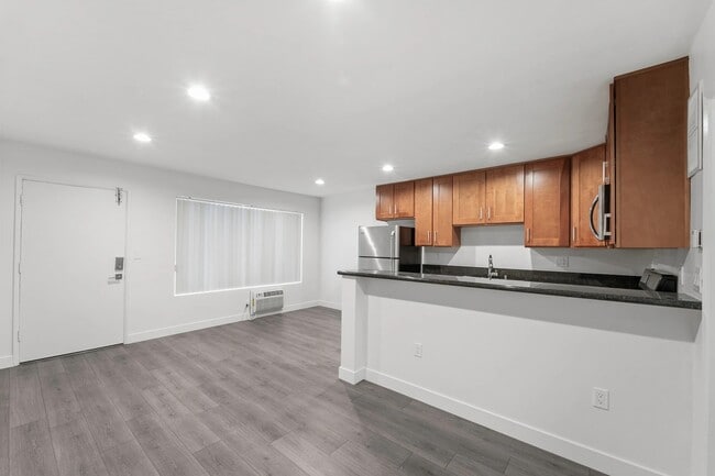 925 W 30th St unit 6, Los Angeles, CA 90007 - photo 7