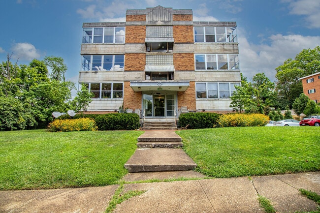 4028 Ledgewood Dr, Cincinnati, OH 45229 - photo 2