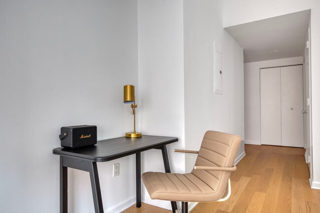 535 W 23 St unit FL5-ID2193, New York, NY 10011 - photo 3