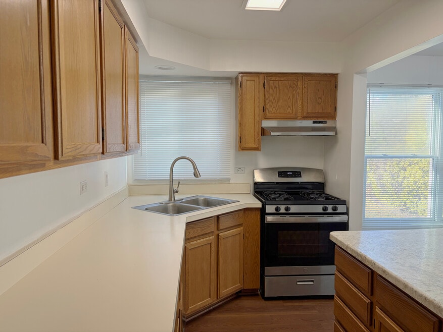 241 E Palatine Rd unit 201, Palatine, IL 60067 - photo 1