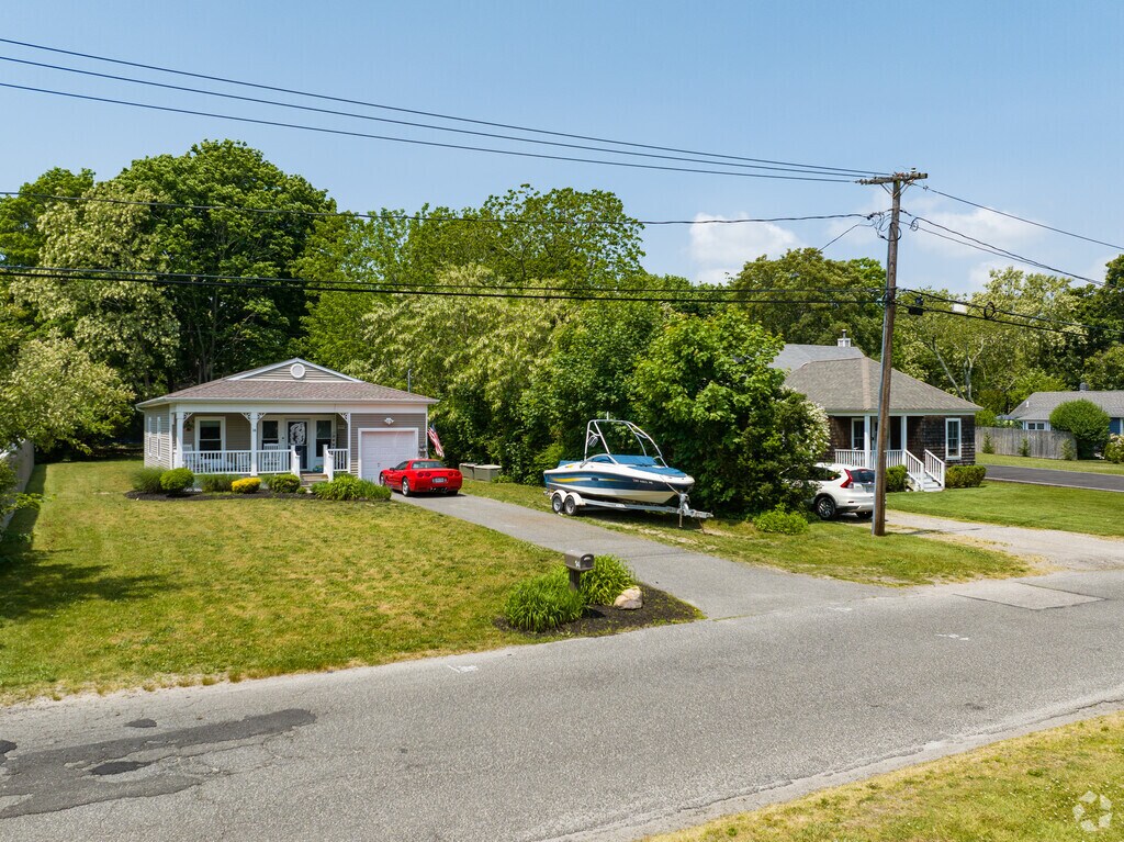 17 Terryann Ct, East Moriches, NY 11940