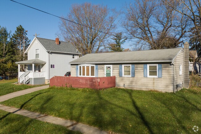 Ranch and Foursquares home styles are the most common in downtown Webberville.