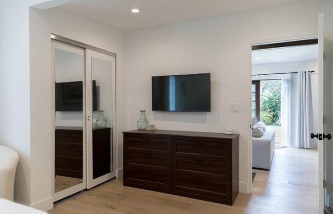 Fully Furnished Back House- Prime Location, Los Angeles, CA 90036 - photo 3