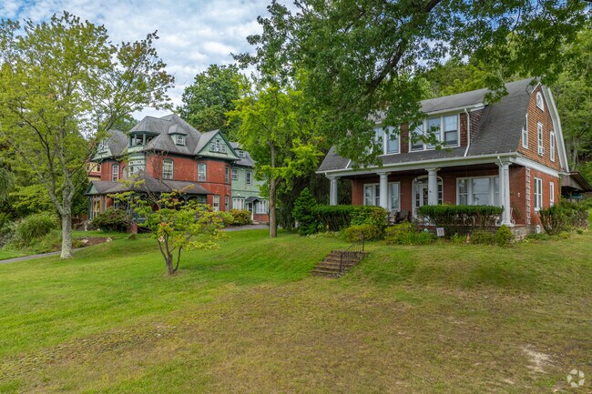Large lots on steep hills line the neighborhood of Grampian Hills.