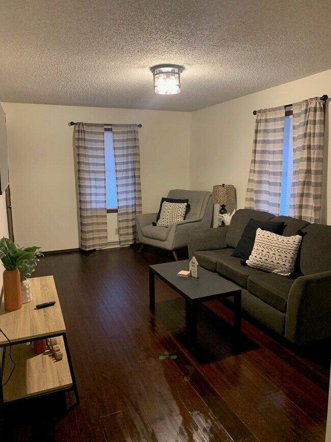 617 4th St, Charleston, IL 61920