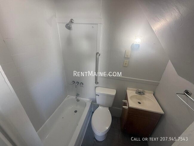 76 Court St unit 3, Bangor, ME 04401 - photo 3