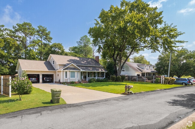 The neighborhoods of new traditional homes are well-maintained in Palmetto Park.