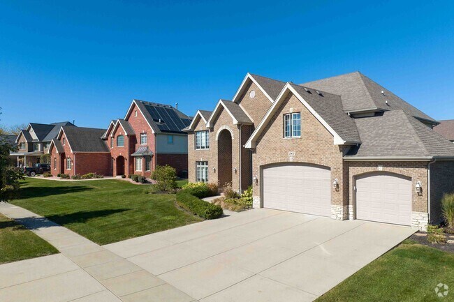 Two and three car garages are common in the Lakeview Estaes area of Frankfort, IL.