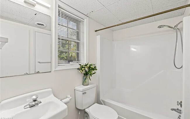 372 S Cherry St unit B, Kernersville, NC 27284 - photo 6