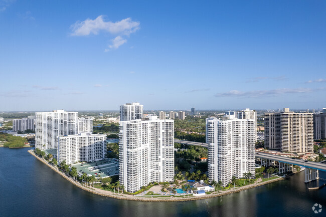 About Towers 100 - 600, Aventura FL | HOAs, Reviews, Amenities - Homes.com