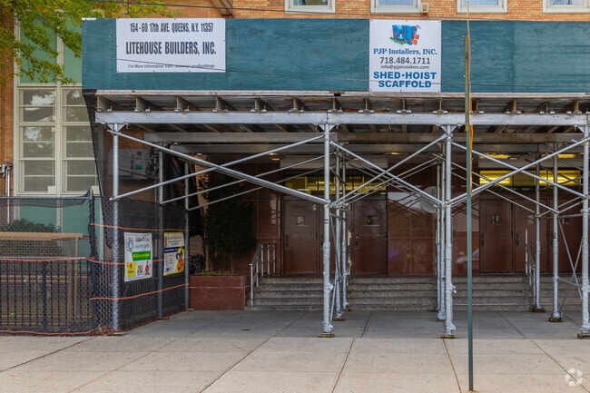 JHS 194 William Carr serves 1014 students in grades 6-8.