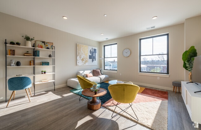 2BR, 1BA - 736 SQ FT